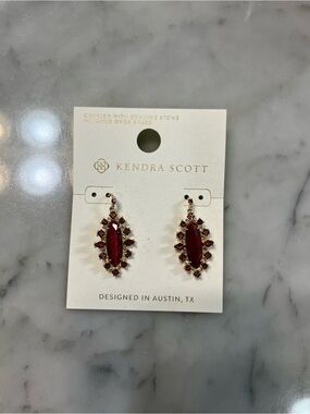 Kendra Scott Maroon Pendant Drop Earrings with Gold Setting